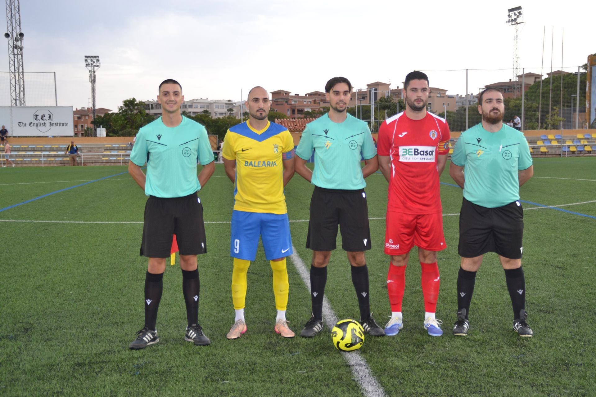 Los capitanes del Dénia y el Gandia con el trío arbitral.