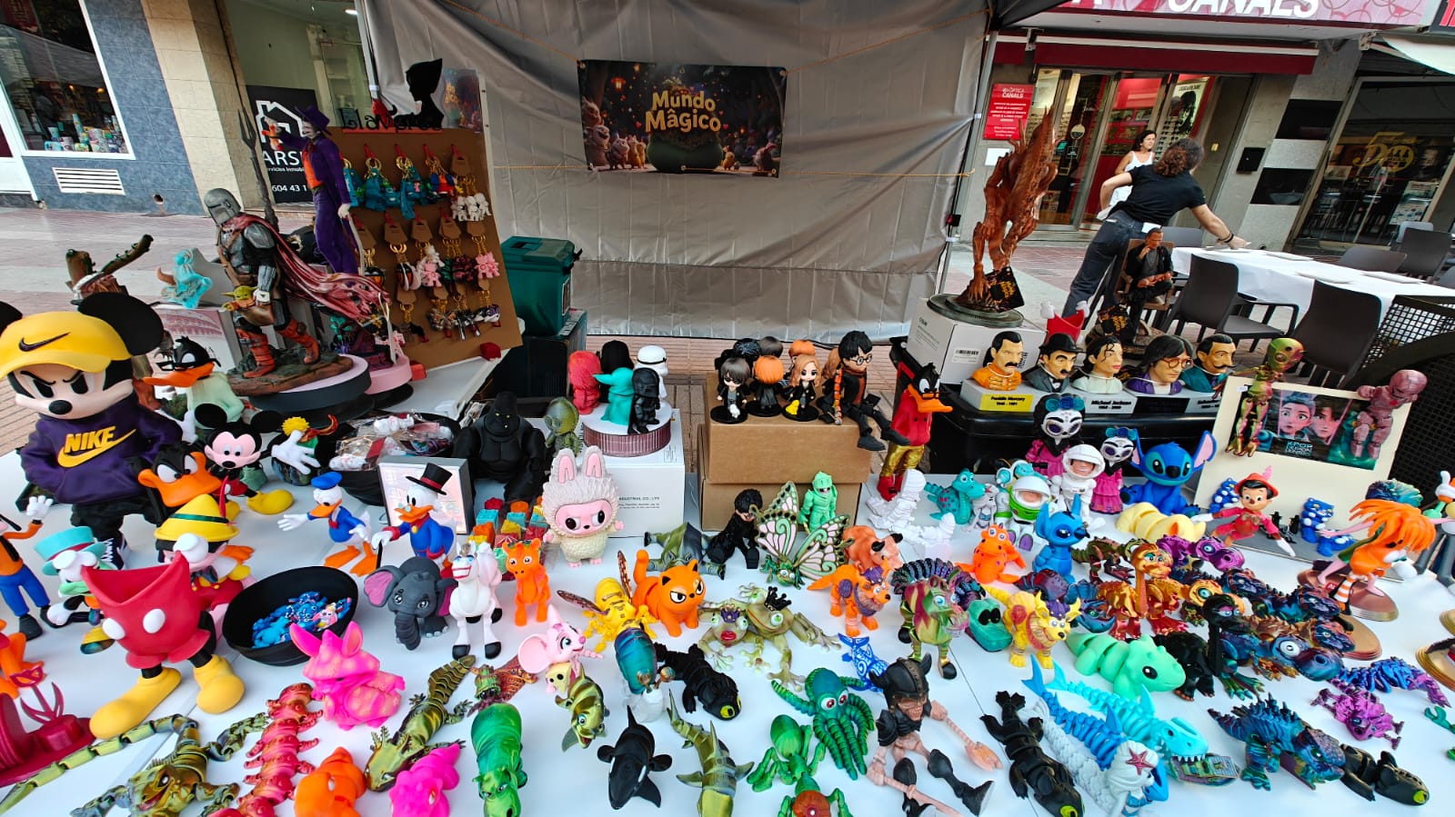 Imagen secundaria 1 - Arriba, muro que cayó en Moixent por el granizo y el viento. Abajo, izquierda, el puesto de Marcela durante la Feria de Canals,; a la derecha, estado en que quedó tras la lluvia.