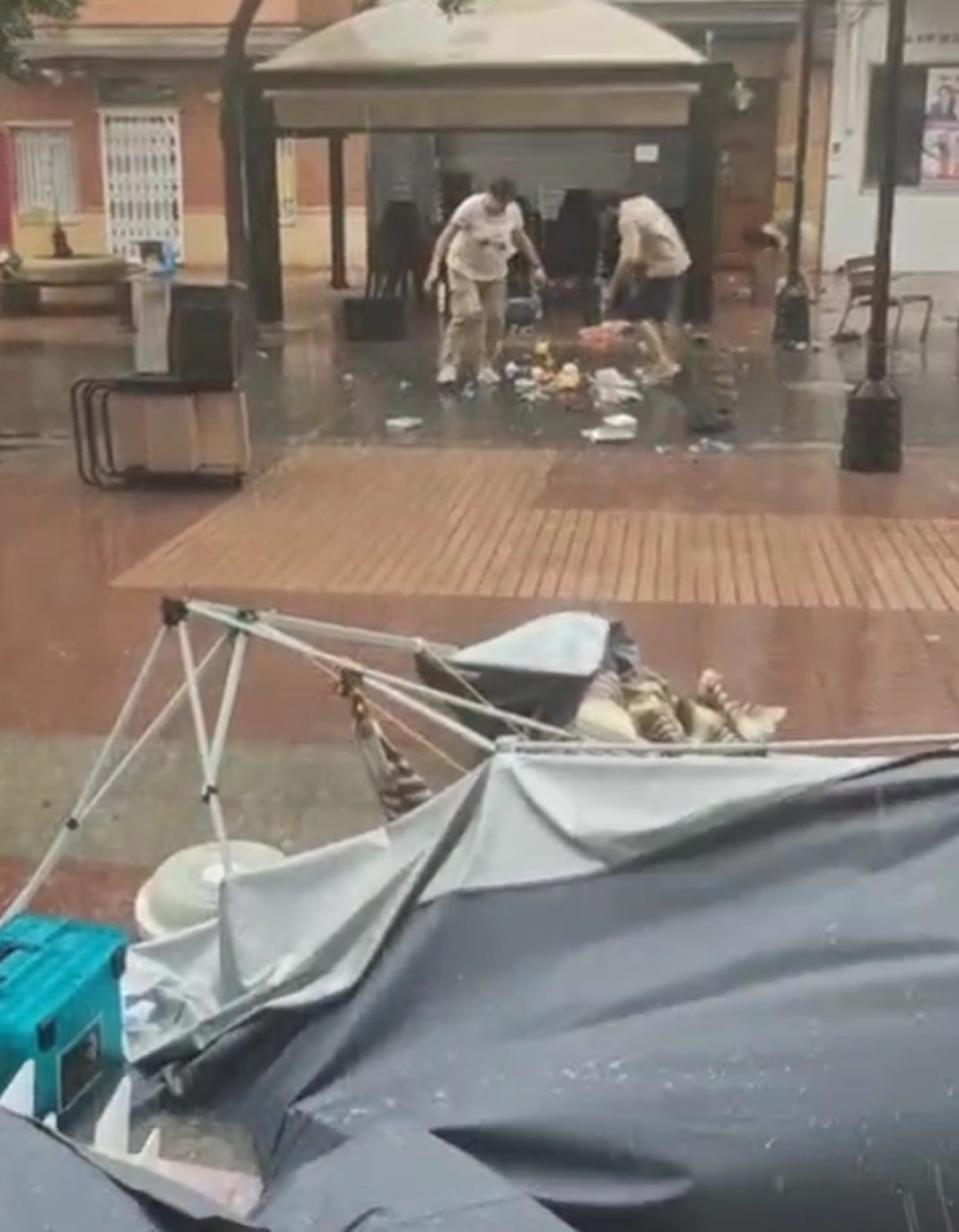 Imagen secundaria 2 - Arriba, muro que cayó en Moixent por el granizo y el viento. Abajo, izquierda, el puesto de Marcela durante la Feria de Canals,; a la derecha, estado en que quedó tras la lluvia.