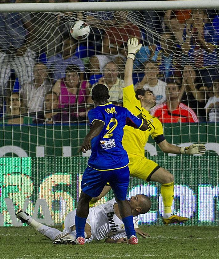 Imagen secundaria 2 - El Levante venció al Real Madrid por primera vez como local en Liga en 2011.