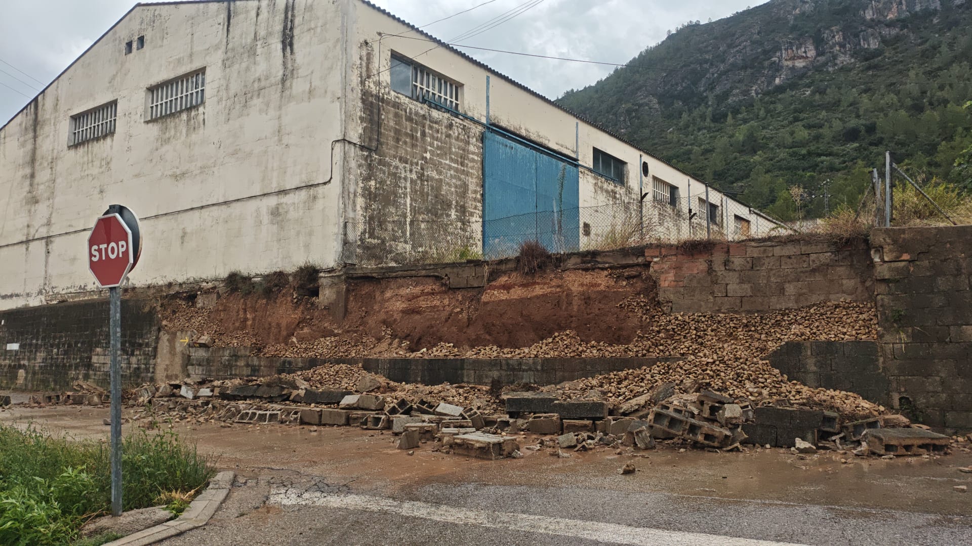 Imagen principal - Arriba, muro que cayó en Moixent por el granizo y el viento. Abajo, izquierda, el puesto de Marcela durante la Feria de Canals,; a la derecha, estado en que quedó tras la lluvia.