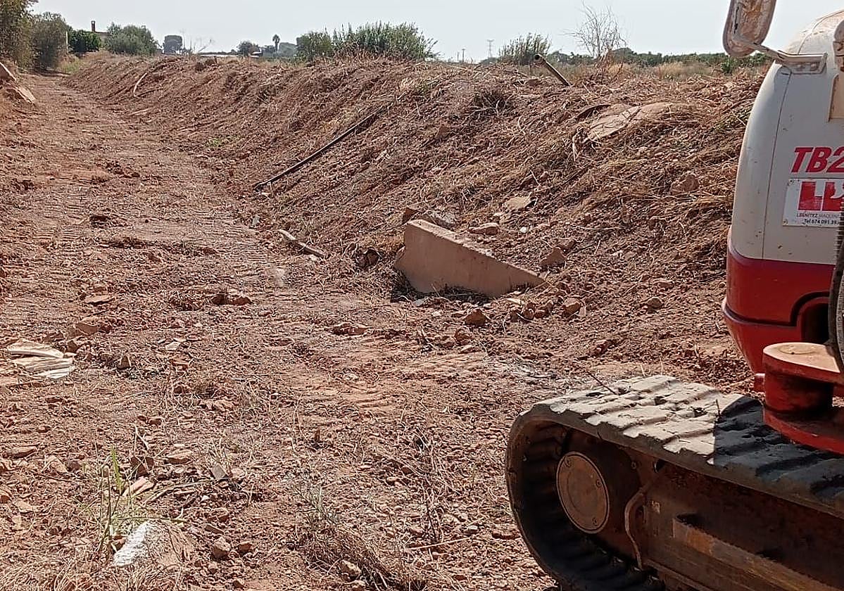 Maquinaria utilizada en la limpieza del barranco.