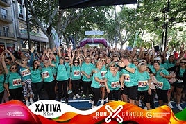 Participantes de la carrera y marcha cotnra el cáncer en Xàtiva el año pasado.