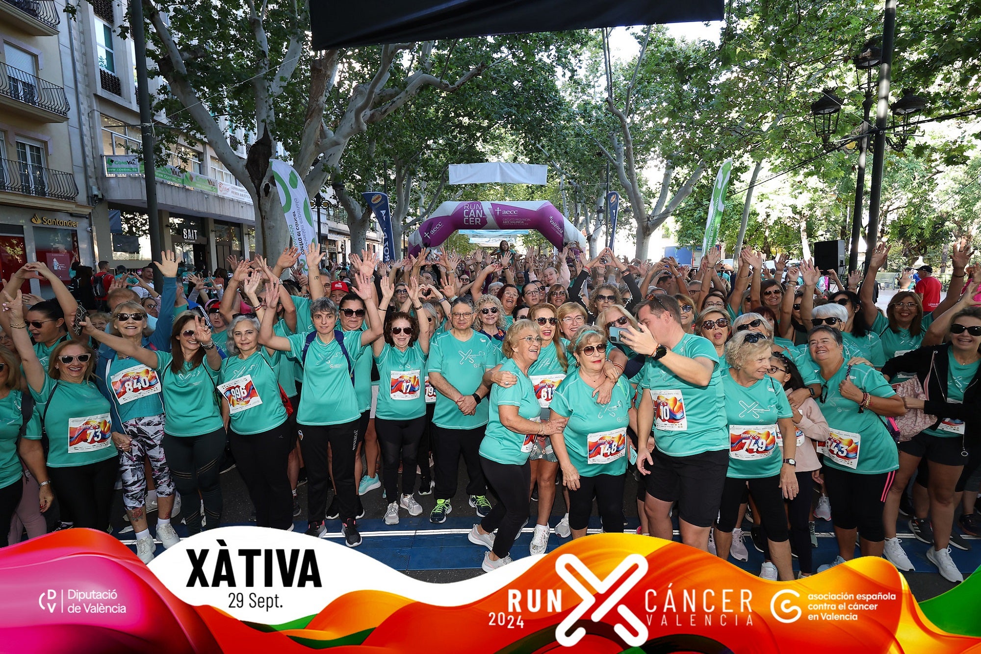 Participantes de la carrera y marcha cotnra el cáncer en Xàtiva el año pasado.