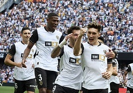 Pepelu festeja su gol contra el Getafe rodeado de alguno de sus compañeros.