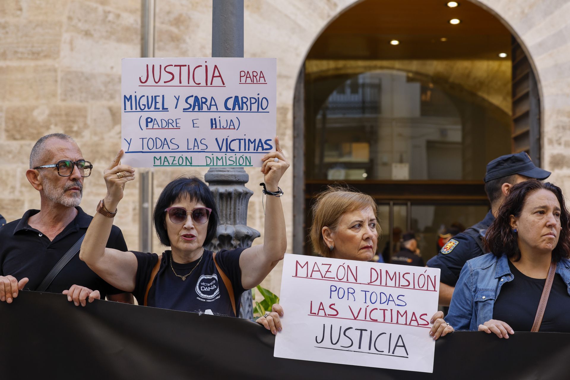 Las víctimas vuelven a pedir la dimisión de Mazón a las puertas de Les Corts