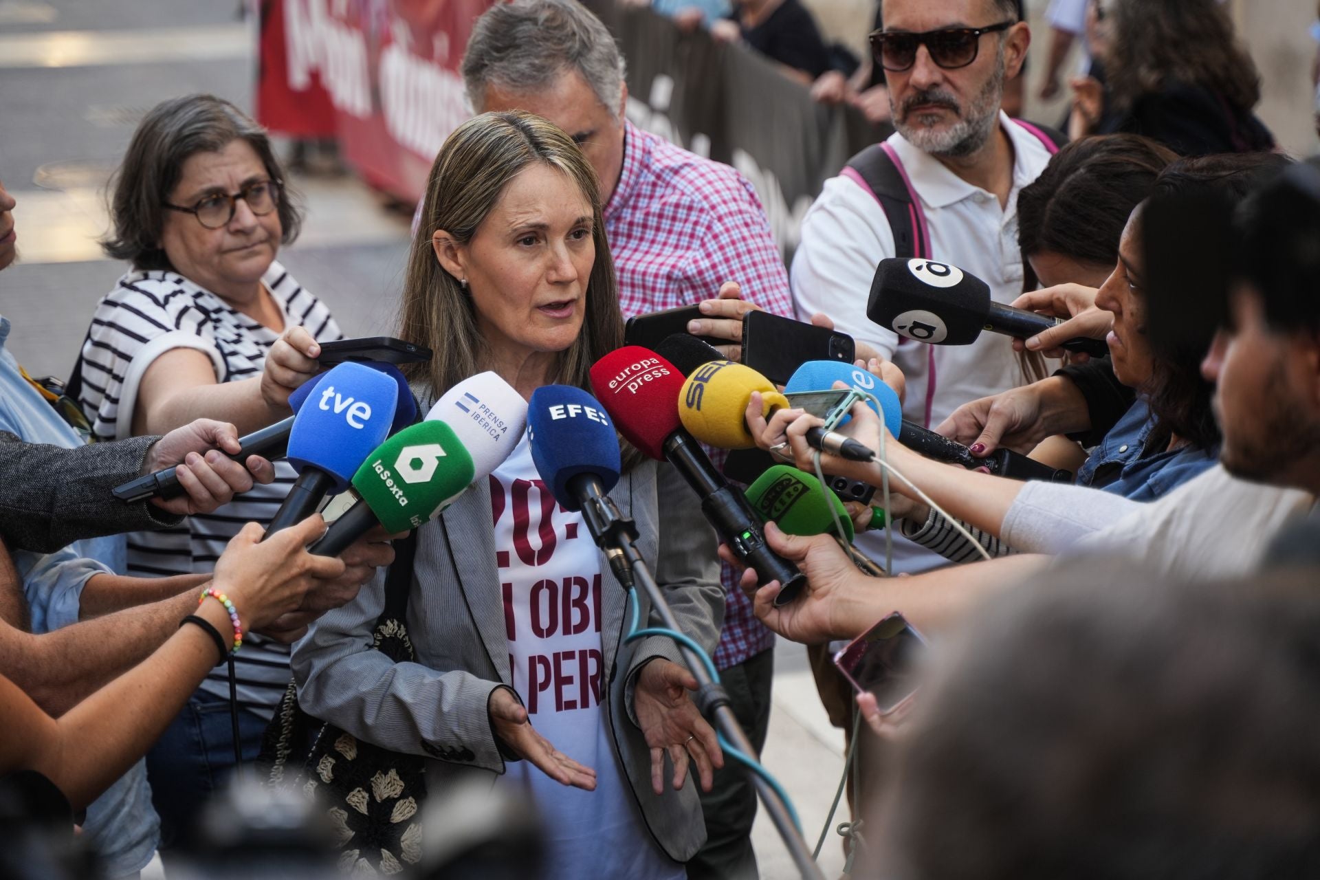 Las víctimas vuelven a pedir la dimisión de Mazón a las puertas de Les Corts