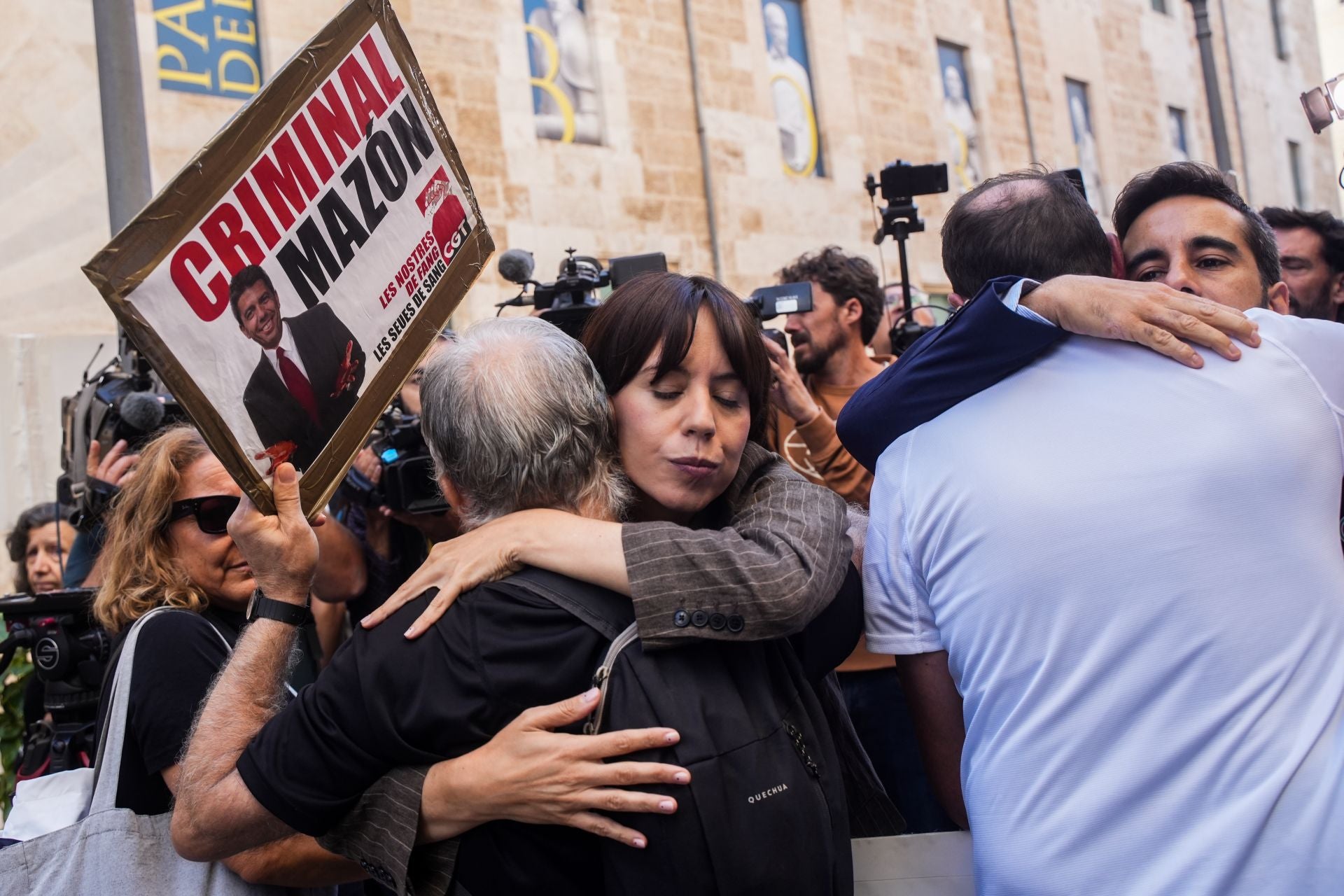 Las víctimas vuelven a pedir la dimisión de Mazón a las puertas de Les Corts