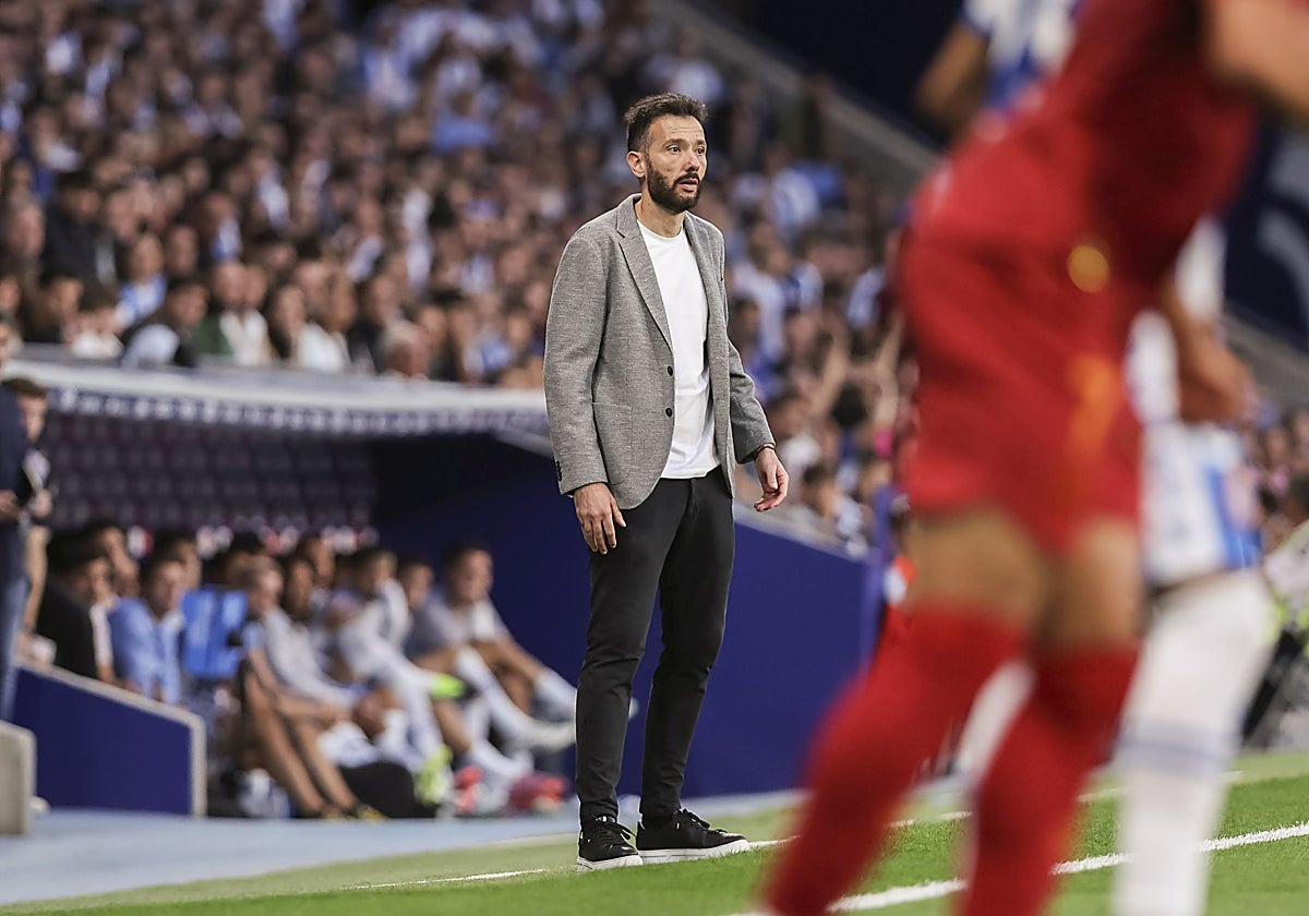 Carlos Corberán, atento al partido en el RCDE Stadium.