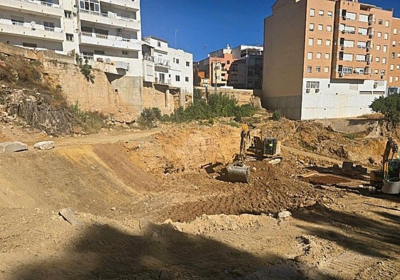 Excavación de unos de los cuencos de disipación en el barranco en Chiva, hace unos días.