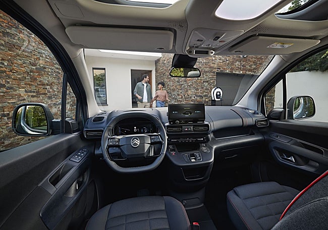 La pantalla táctil central de diez pulgadas preside un habitáculo que ha ganado en confort.