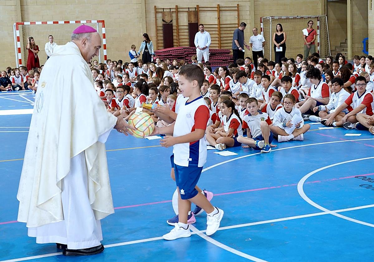 El arzobispo Benavent con unos alumnos del centro.