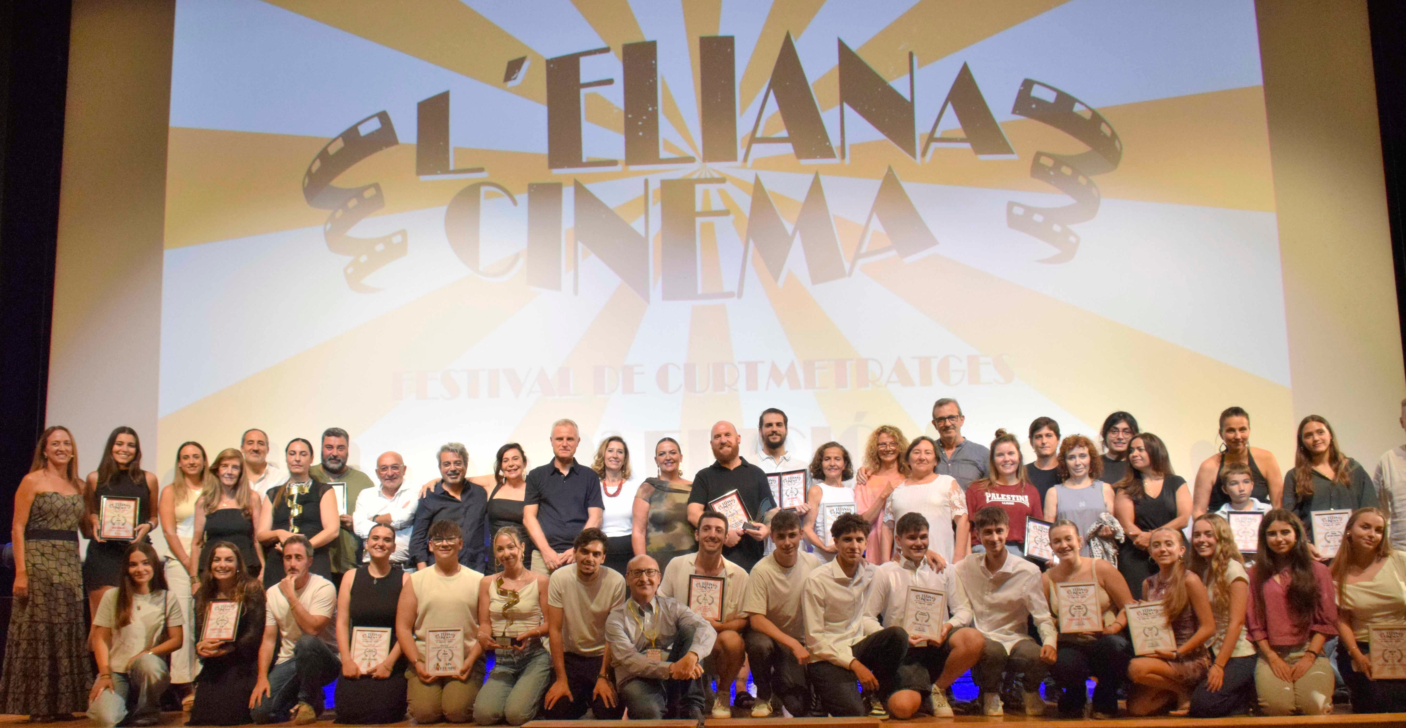 Foto de familia del acto.