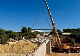 Colocación de las vigas en el puente de Mas del Sabater, en Picassent, este martes.