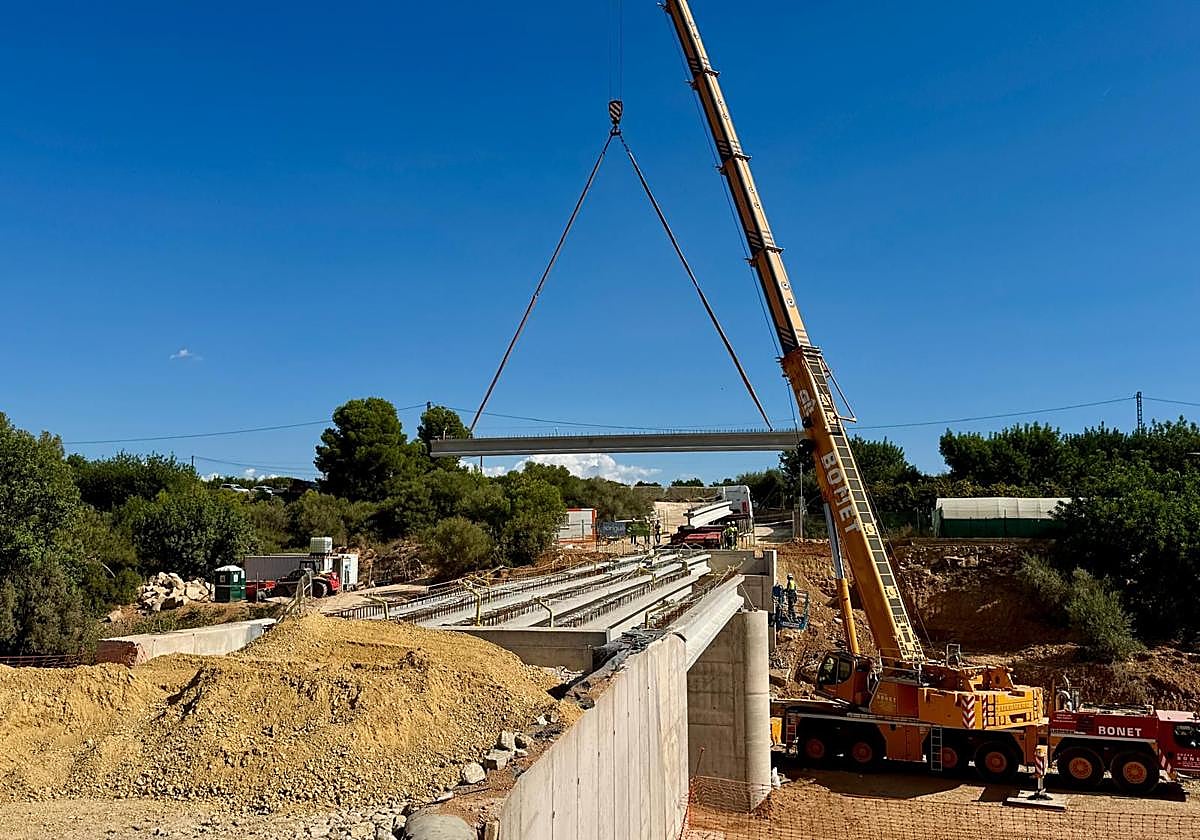 Colocación de las vigas en el puente de Mas del Sabater, en Picassent, este martes.
