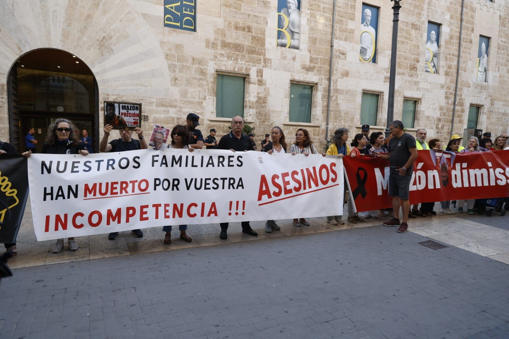 Las víctimas vuelven a pedir la dimisión de Mazón a las puertas de Les Corts