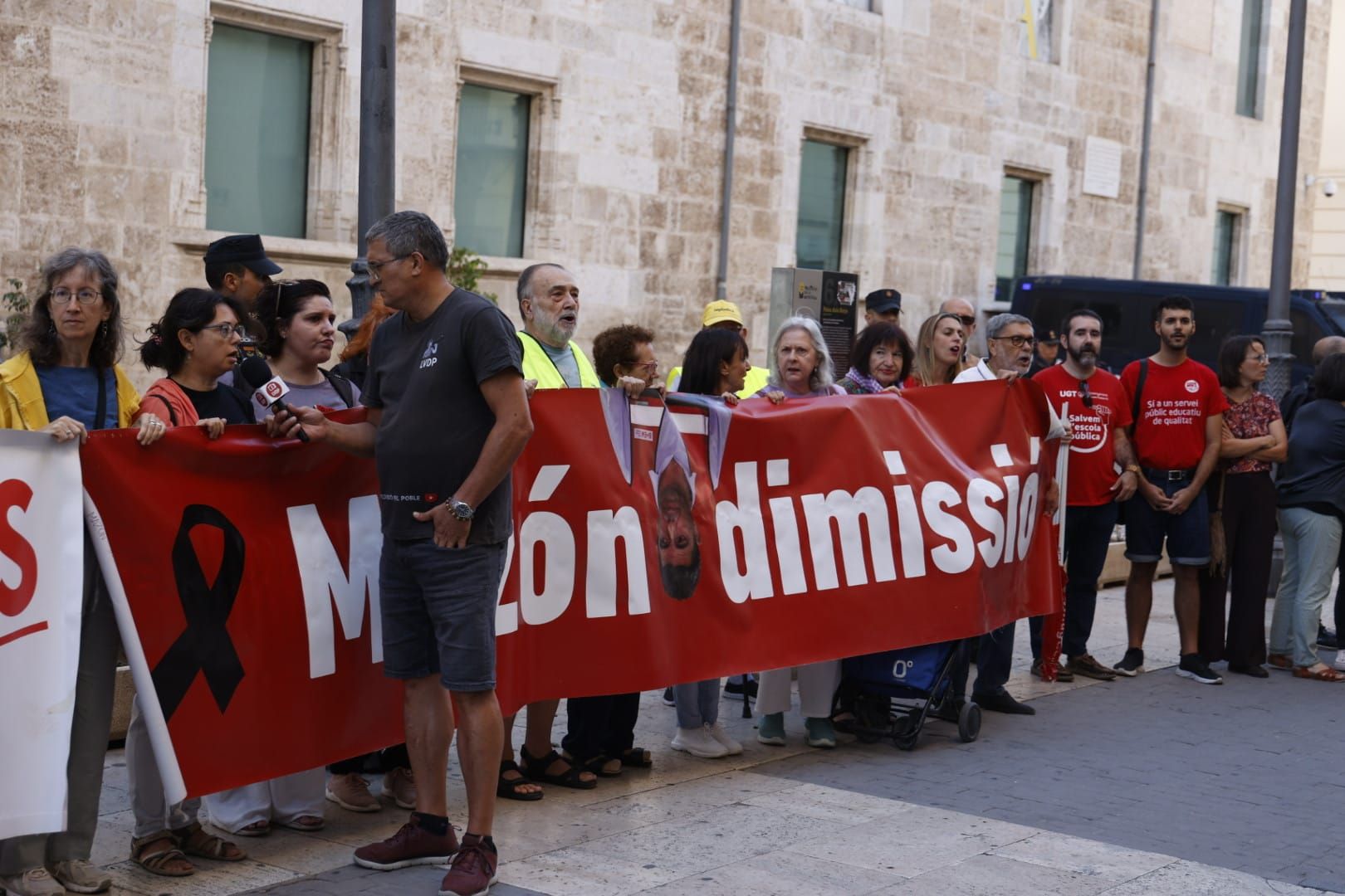 Las víctimas vuelven a pedir la dimisión de Mazón a las puertas de Les Corts