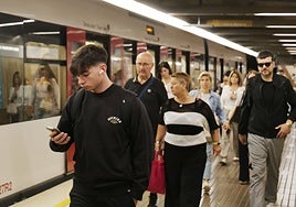 Andenes de la estación de Ángel Guimerà a primera hora de este martes.
