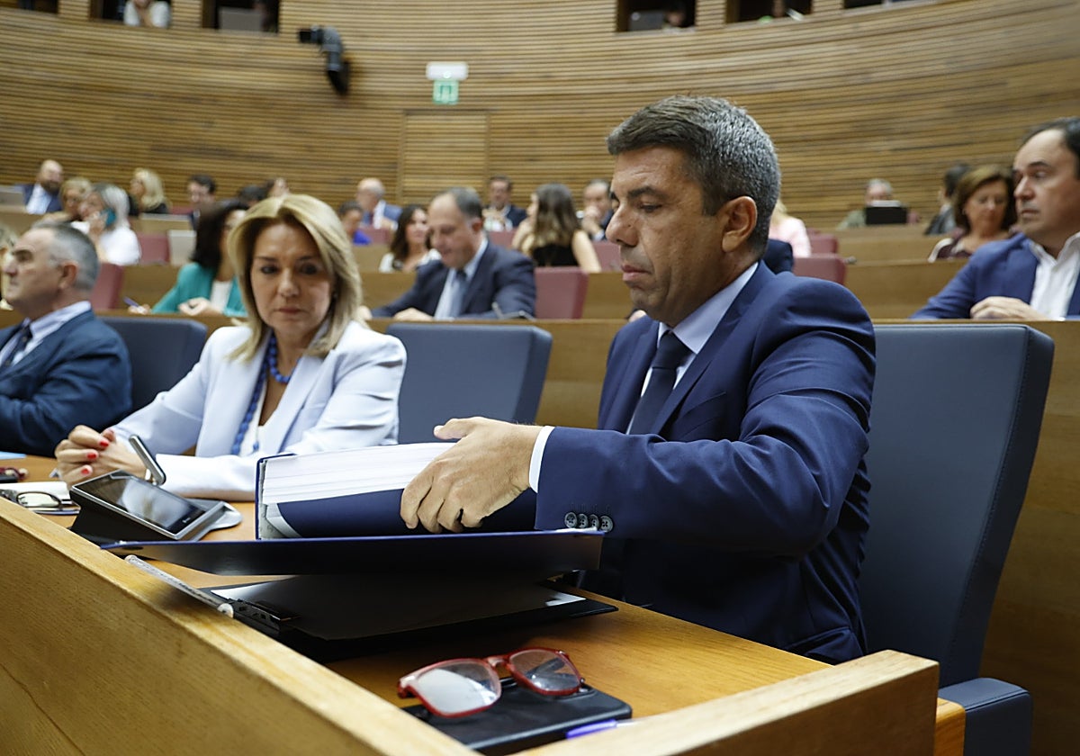 Carlos Mazón, antes de comenzar su intervención en el pleno.
