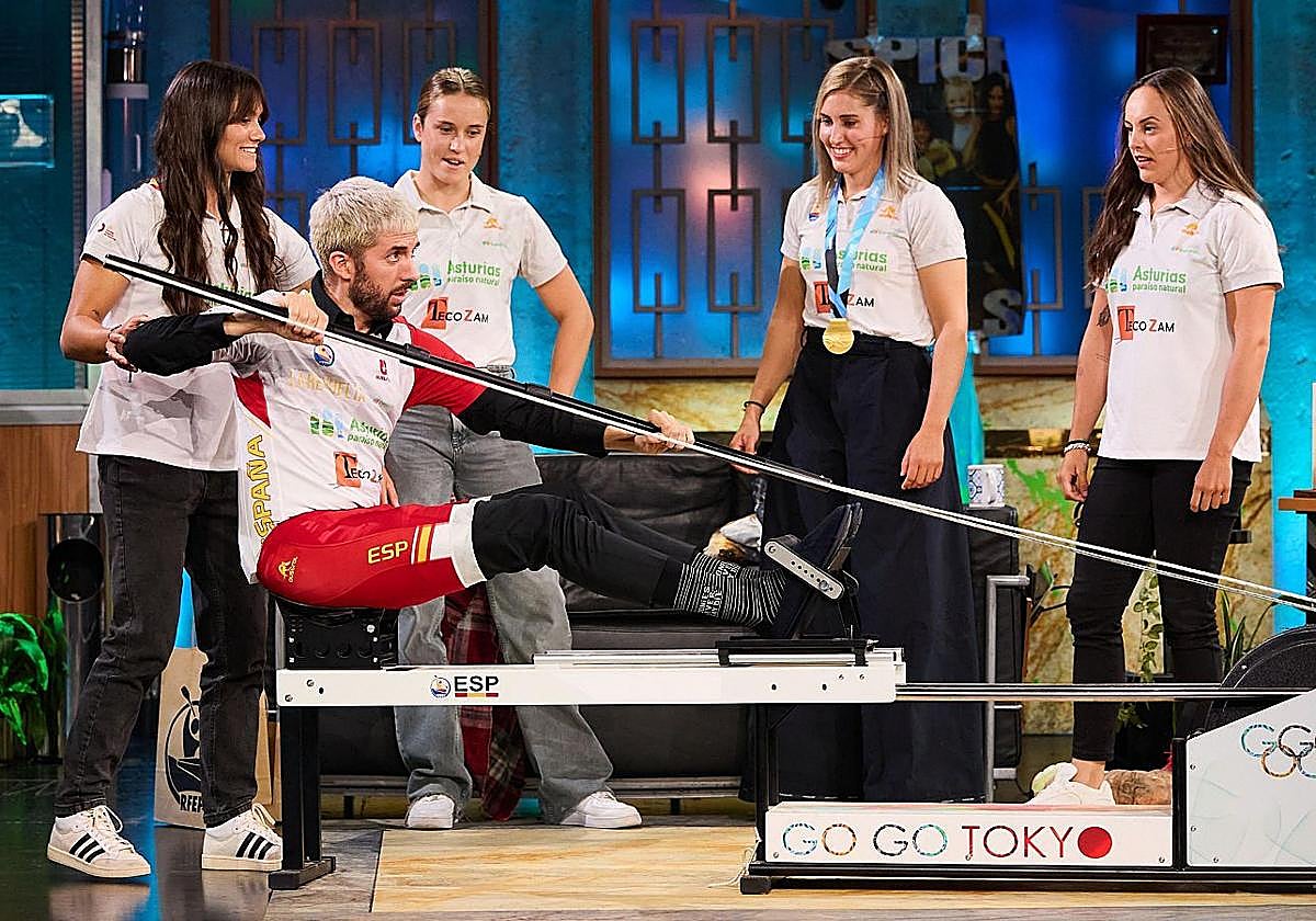 Integrantes del equipo femenino de K4 500 este lunes en 'La Revuelta'.