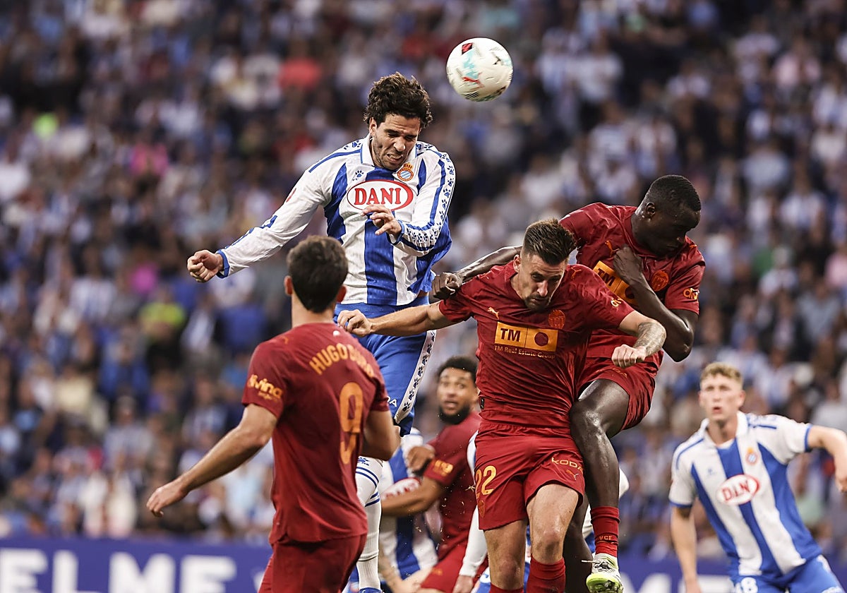 Cabrera remata de cabeza ante la defensa del Valencia.