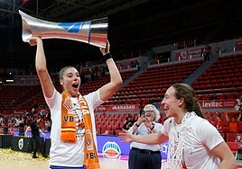 Raquel Carrera levanta el trofeo de la Liga Femenina 2025.