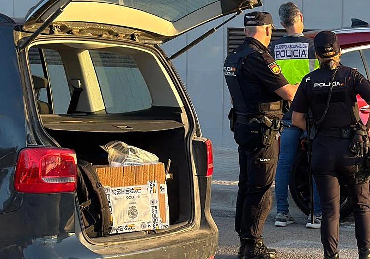 Varios policías en uno de los registros de la macrooperación.