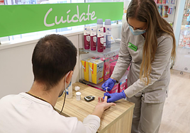 Una farmacéutica realiza el servicio de cribado de diabetes y prediabetes