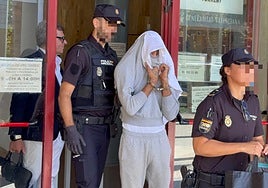 El detenido por asesinar a tiros a un hombre en Alaquàs es trasladado a prisión.