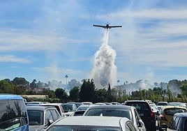 Medio aéreo desplegado por los tres incendios simultáneos sofoca uno de los fuegos en L'Eliana.