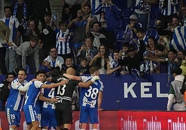 Los jugadores del RCD Espanyol celebran el gol del empate definitivo ante el Valencia.