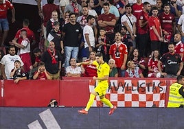 Manor Solomon celebra el gol en el estadio del Sevilla.