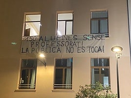 Pancarta de protesta en el Centro de Formación de Adultos Sant Carles de Ontinyent.