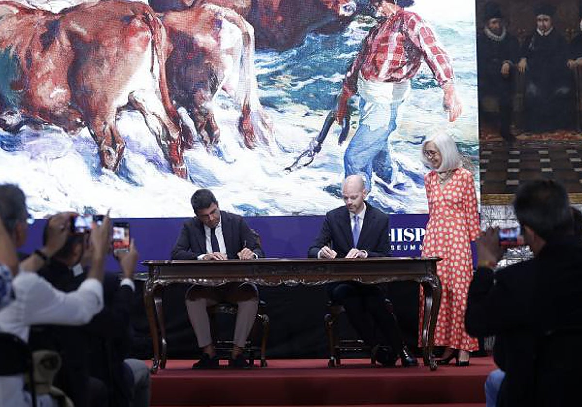 Blanca Pons Sorolla, a la derecha, observa el momento de la firma del convenio entrtre la Generalitat y la Hispanic Society of America.