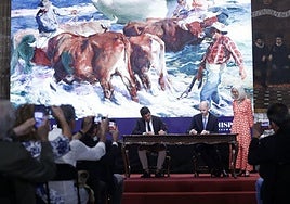 Blanca Pons Sorolla, a la derecha, observa el momento de la firma del convenio entrtre la Generalitat y la Hispanic Society of America.