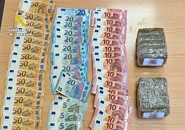 Vista del alijo de hachís y del dinero incautado.