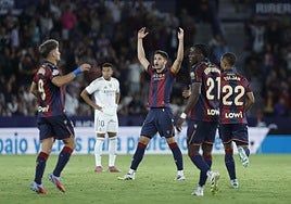 Los jugadores del Levante celebran el gol anotado ante el Real Madrid.