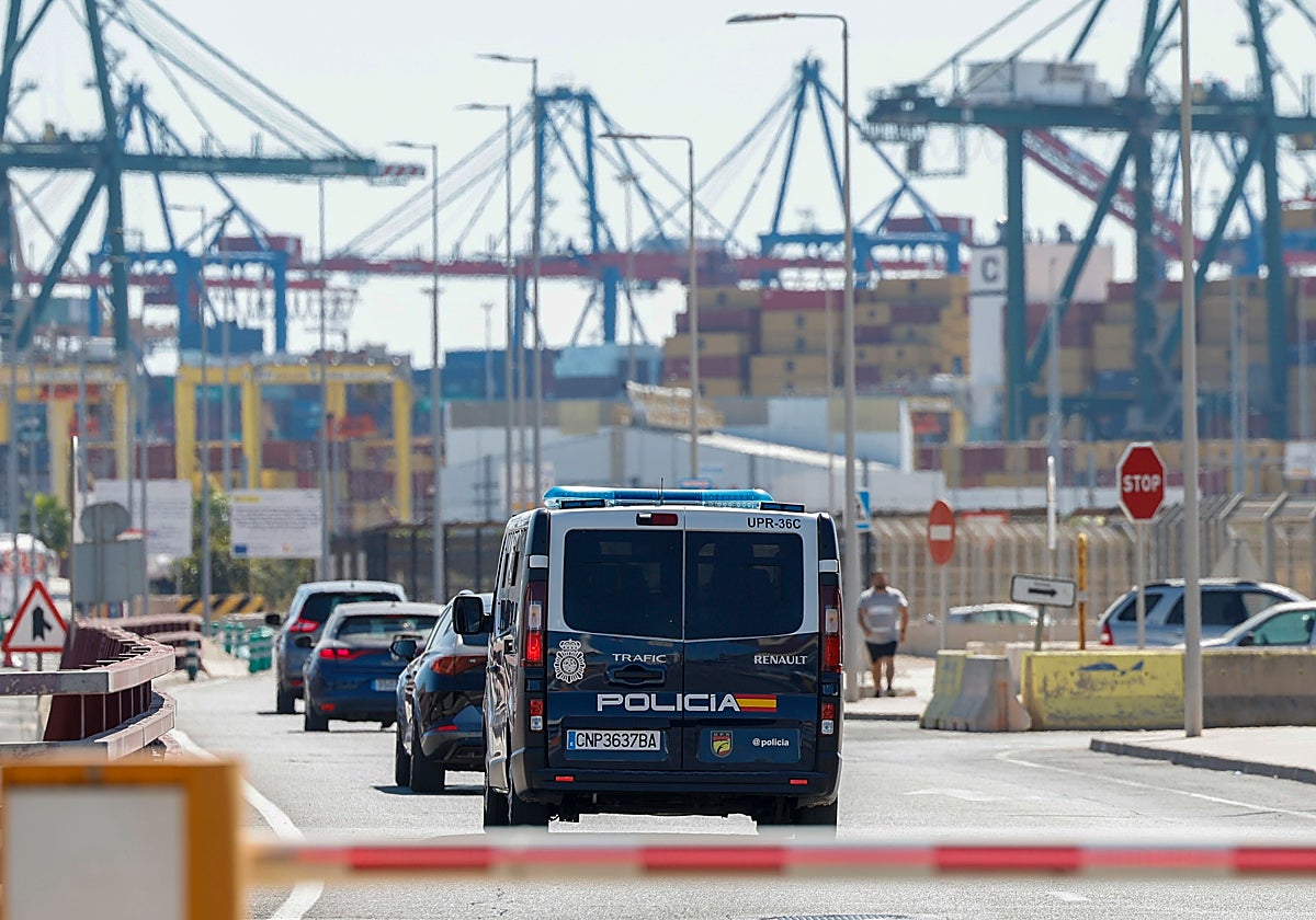 Un furgón de la Policía Nacional accede al puerto de Valencia.
