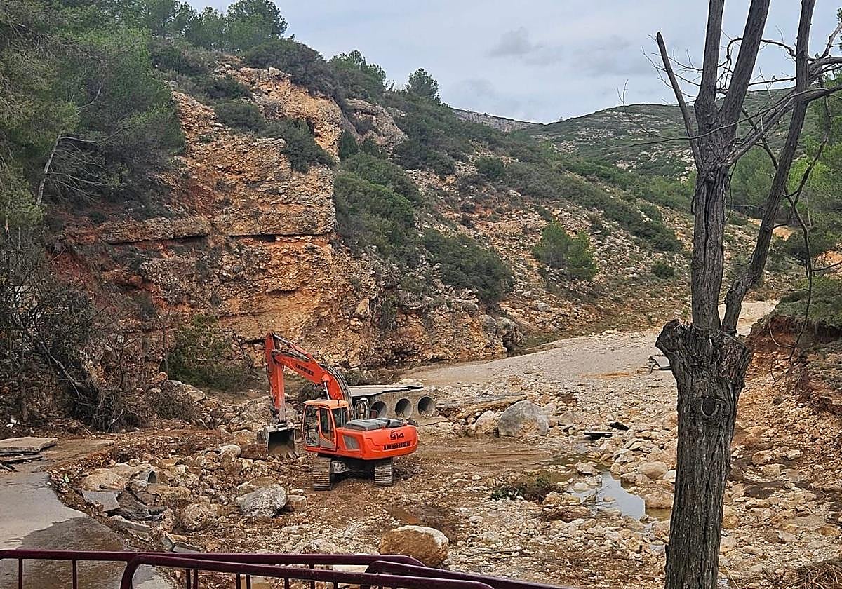 Una excavadora trabaja en la reconstrucción del barranco del Pantano.