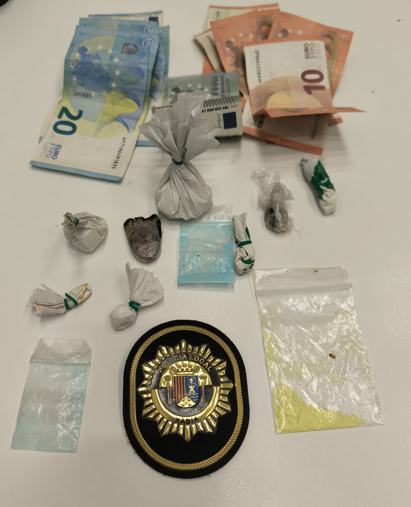 Las drogas y el dinero incautados por los agentes.