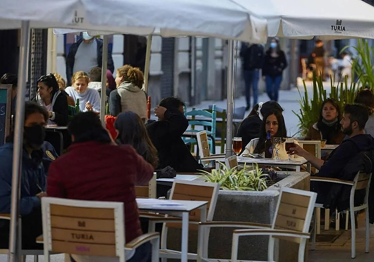 Clientes en la terraza de un bar.