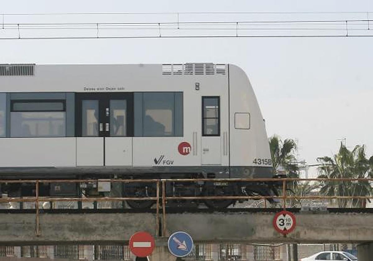 El metro, a la altura de Rafelbunyol, en una imagen de archivo.