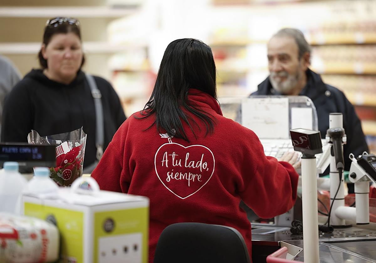 Una cajera trabaja en un supermercado.