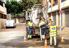 Mantenimiento de la red de alcantarillado en Paiporta.