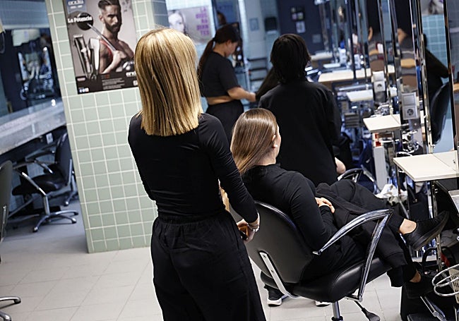 Alumnas de Estilismo y Dirección de Peluquería, en el centro.