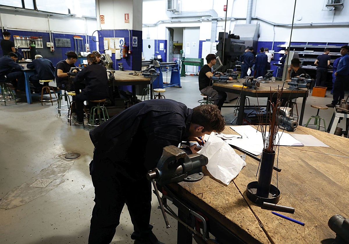 Alumnos de Soldadura y Calderería del CIPFP Ciutat de l'Aprenent durante una sesión práctica.