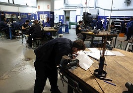 Alumnos de Soldadura y Calderería del CIPFP Ciutat de l'Aprenent durante una sesión práctica.