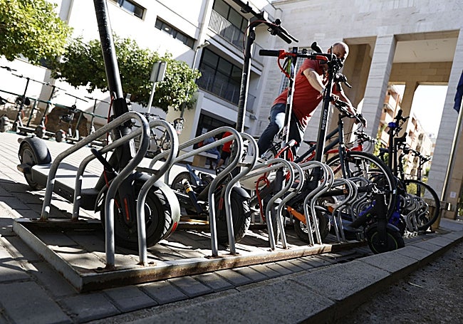 Aparcapatinetes en el centro integrado. Los que se instalarán serán similares.