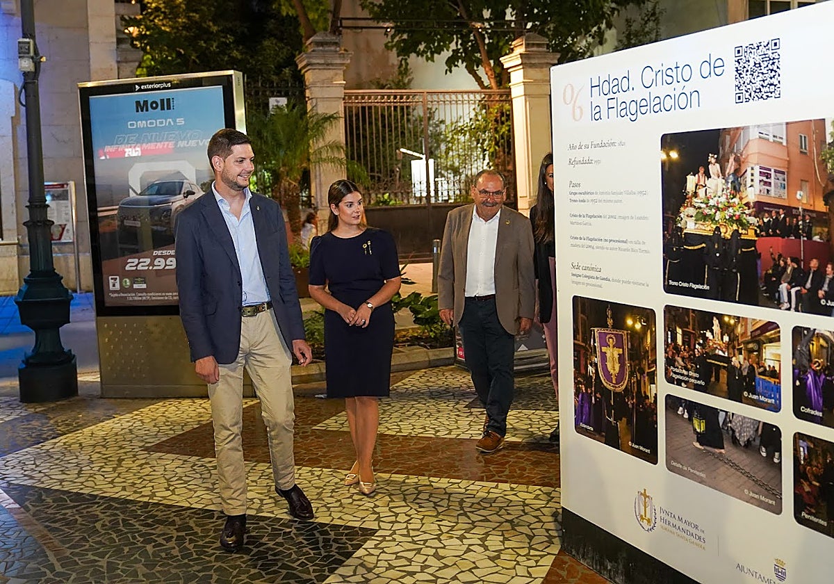 Inauguración de la exposición en paseo.