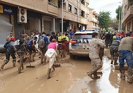 Voluntarios junto a Policía Local.